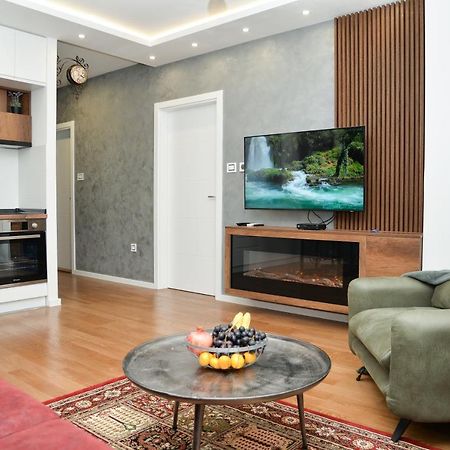 Mirror Apartment With Private Parking Novi Sad Exteriör bild
