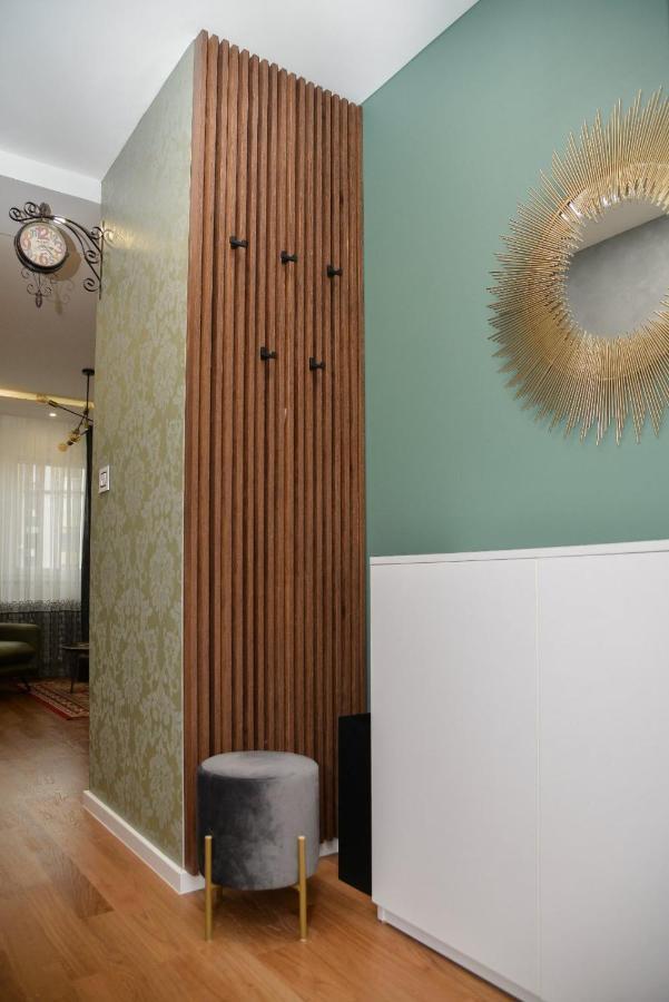 Mirror Apartment With Private Parking Novi Sad Exteriör bild