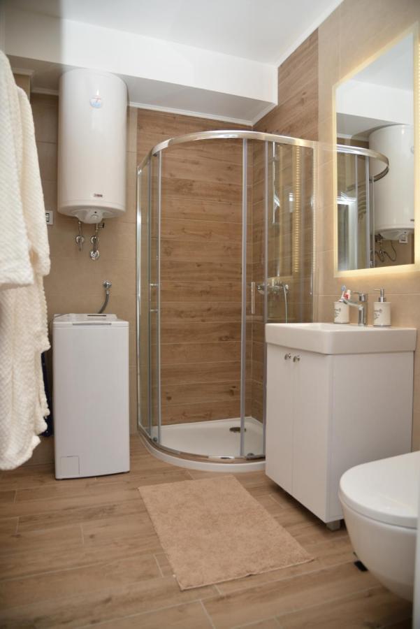Mirror Apartment With Private Parking Novi Sad Exteriör bild